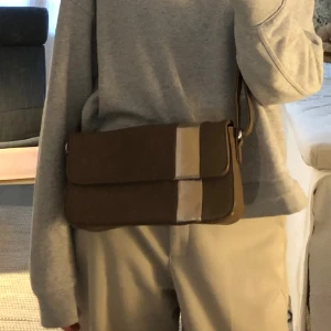 Väska - Brun väska med silvrig detalj på framsidan, bra skick