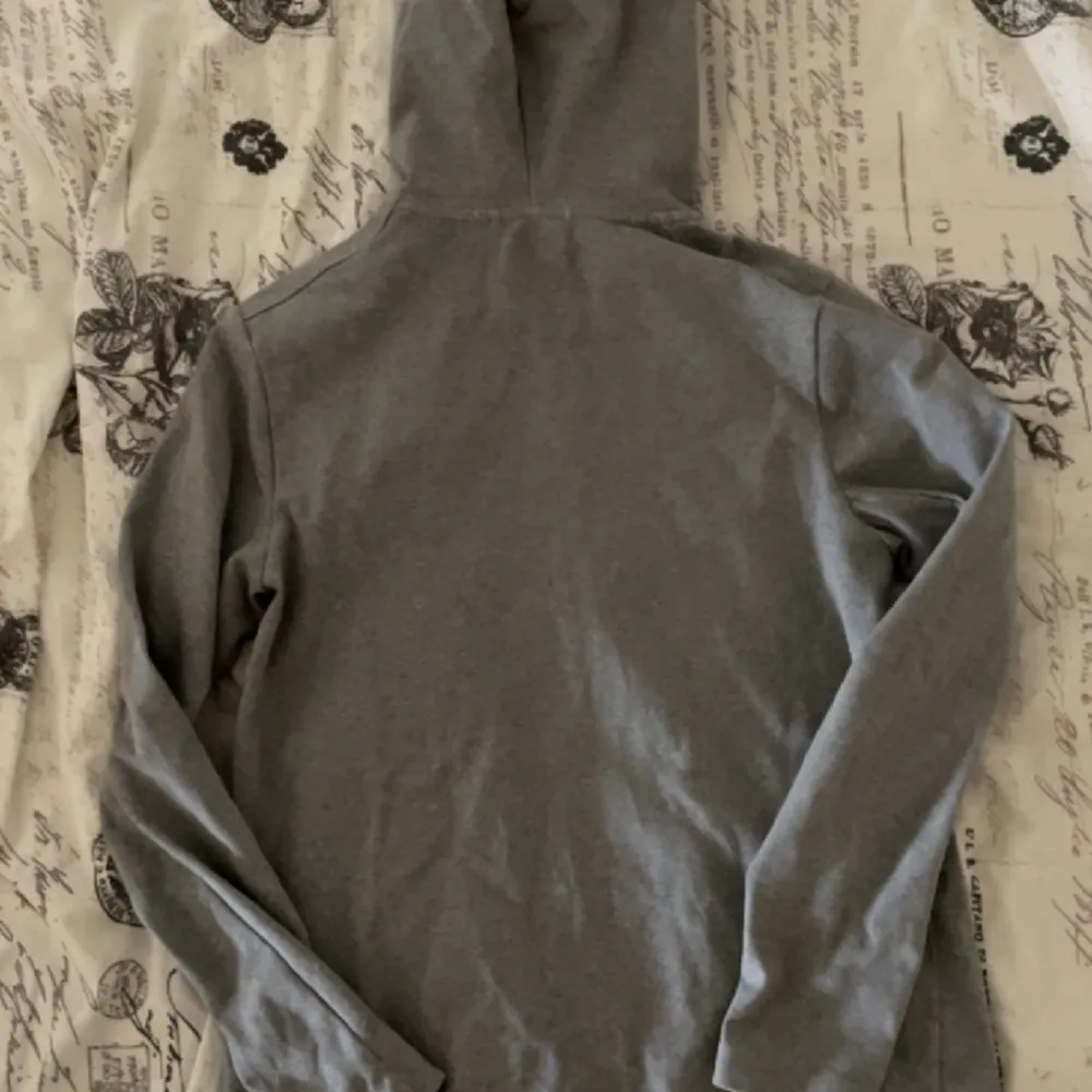 Jag säljer denna liverpool hoodie som är i bra skick. Orginal pris 1300 kr. Om ni har frågor är det bara att skriva!. Hoodies.