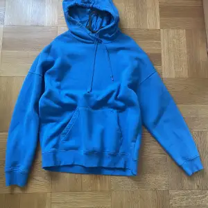 Blå hoodie från New yorker storlek M, säljer pågrund av att den är lite för stor för mig, fint skick