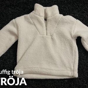 Tröja  - Säljer min tröja köpt på Bikbok, Strl, Xs.  Aldrig använt och nypris är 400 och tänkte sälja för 300 ifall inget bud ges😊