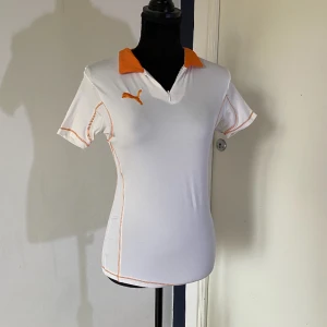 Äkta vintage Puma Piké - Äkta vintage märkespiké jag aldrig använt säljer pga den är för liten för mig nu. Väldigt bra skick, den är i ett stretch material och sitter väldigt fint. Dock väldigt liten i armarma så passa bara S-M. Den har orangea sömmar. Betalning sker via swish ⭐️❤️‍🩹