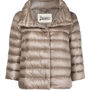 Herno jacka - Intressekoll på min herno jacka i s/m finns en deffekt på insidan men ej synlig utanpå.Köpt förra hösten på miinito kvitto/äkthetsbevis finns