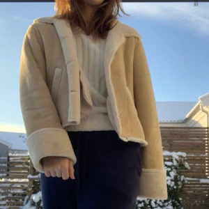 Vinterjacka - SKITSNYGG vinterjacka från  na-kd💕 storlek 34✨ köpt förra året så den är använd några gånger. Nypris var 999✨