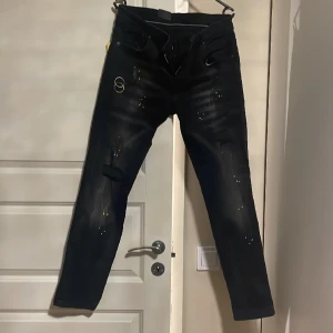 Dsquared2 jeans  -  Dsquared2 jeans är verkligen fantastiska! Deras högkvalitativa material, perfekt passform och unika design. Det är känt också för deras ikoniska detaljer som märkesloggor 