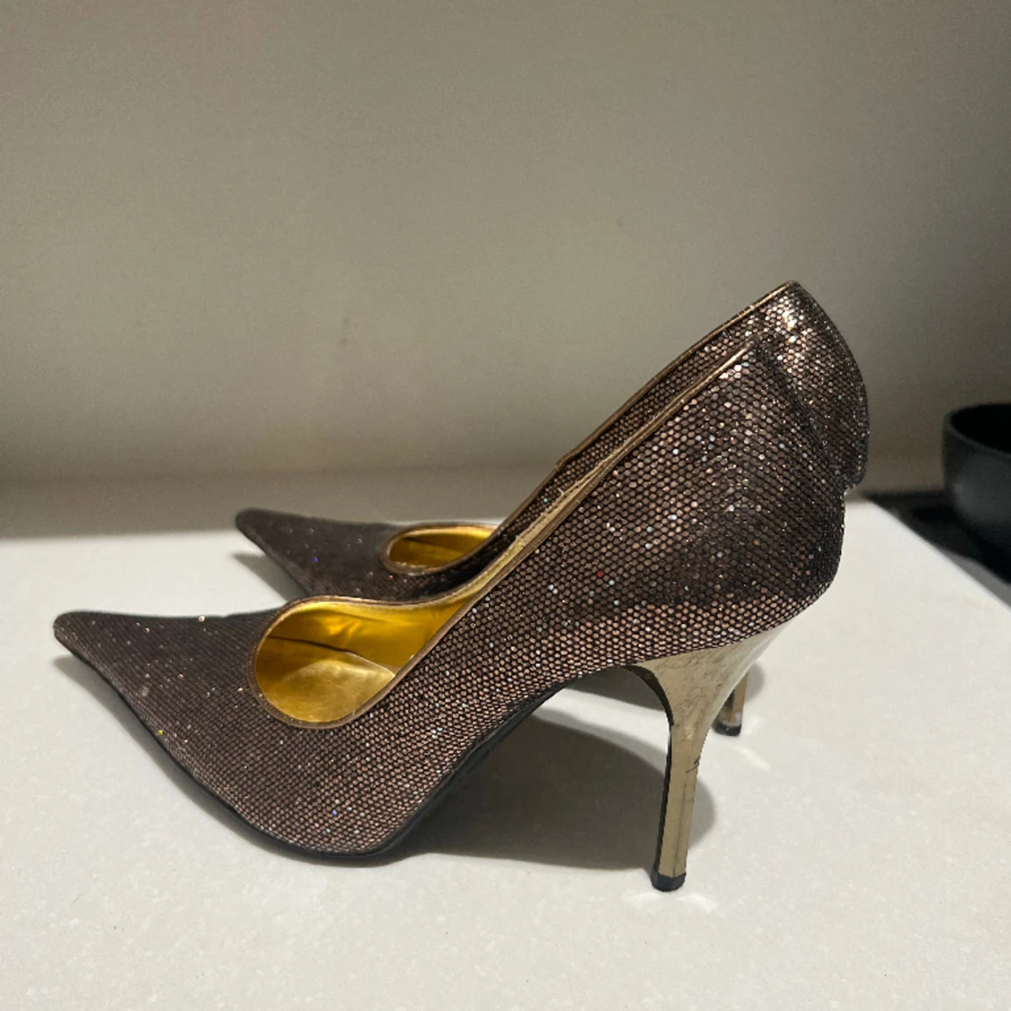 Glittriga spetsiga klackskor - 90