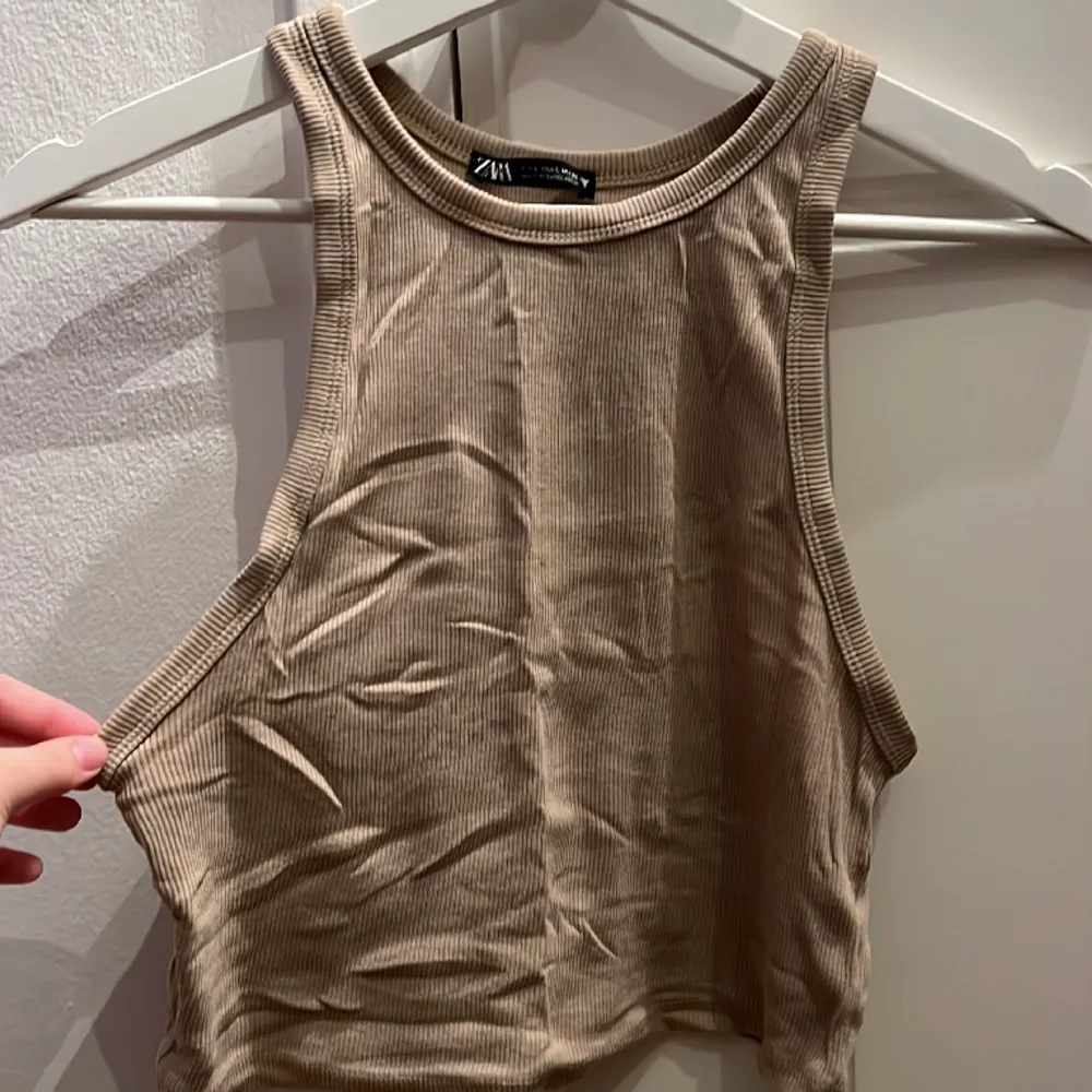 Två likadana linnen i Svart och Beige från Zara, storlek L men de är små i storleken💕 40kr styck. Yläosat.