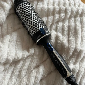 Värmeborste  - Värmeborste från Björn Axén. Endast testad då den inte fungerade med mitt hår. 45mm
