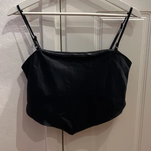 Fest topp från BikBok - Svart fest topp från Bikbok, stretchigt material💕