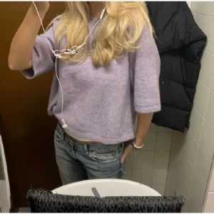 Lila tröja - Säljer denna kortärmade stickade topp från & other stories ❤️
