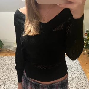 Stickad tröja - En väldigt fin tunn stickad tröja med stretchigt material. Har ett linne under men bild 2 visar närmare på hur materialet på tröjan är.