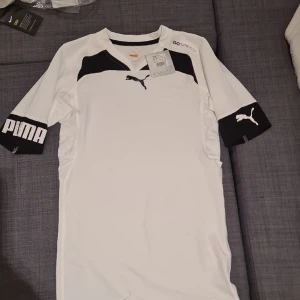 Vit Puma Träningstshirts evoSPEED - Oanvänd tshirt, Slim Fit. Kontakta mig om ni önskar fler bilder.  Priset kan alltid diskuteras.