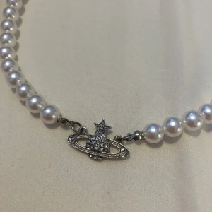 VIVIENNE WESTWOOD DOUPE PÄRLHALSBAND - Hejsan! Säljer denna superfina doupen på Vivienne Westwood pärlhalsbandet. Den är jättelik den äkta och är svår att få tag på, hittade den på en thriftshop. Ingen rost, total nyskick. Halsbandet kan justeras storleksmässigt💕 