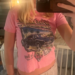 Gullig babytee! - Från bandy melville! Storleken är onezise, men skulle säga att den passar en xs och s! Knappt använd och i ett superskick! 