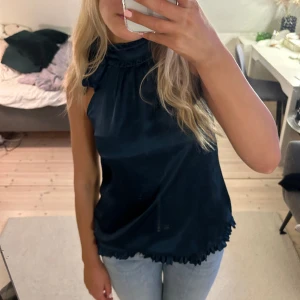 Mörkgrön siden topp - Så fin 😍