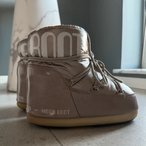Moon Boot - Säljer dessa jättefina o varma champagne färgade Moon Bootsen. Dom är perfekta nu till vintern! 🥶 Supersnygga och lätta att styla till 💗Sparsamt använt en vinter.  Ordpris: ca 3500kr 