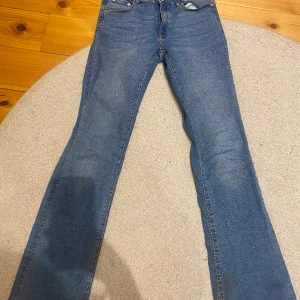 Low waist bootcut jeans - Jeans från Gina Young med lågmidja och i bootcut. Änvända typ 5 gånger och i bra skick. Säljer pågrund av att dom inte kommer till användning. Skriv om ni vill ha fler bilder❣️