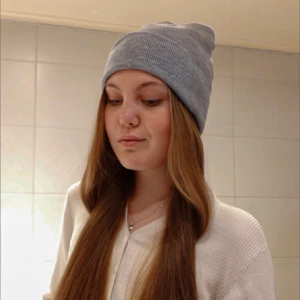 Silkesmössa i ljusgrått - Silkesmössa i ljusgrått, både bra och skonsamt för ditt hår!