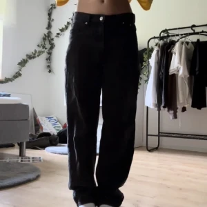 Svarta baggy jeans - Svarta pösiga jeans, mid/low rise. Storlek 34. Om du undrar något hör av dig bara. Original pris 300kr.