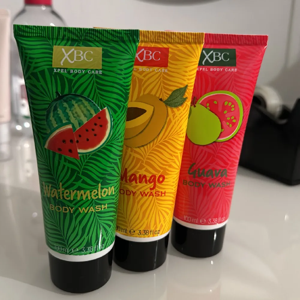3 stycken helt nya oöppnade dusch gels i 100ml, de luktar vattenmelon, mango och guava. Säljer dom som ett paket och inte separat. Accessoarer.