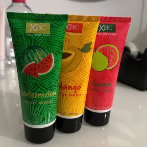 3 stycken helt nya oöppnade dusch gels i 100ml, de luktar vattenmelon, mango och guava. Säljer dom som ett paket och inte separat