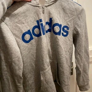Adidas kofta - Köpt för flera år sedan! Supermysig fortfarande dock!