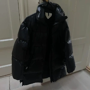 Arket jacka - Säljer denna jättefina arket puffar jacket i storlek M då den var lite för stor på mig💕 skulle kunna tänka mig byta mot en storlek S