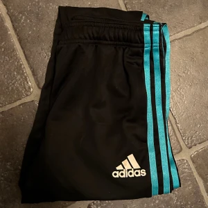 Adidas träningsbyxor  - Storlek L (13-14yrs) 