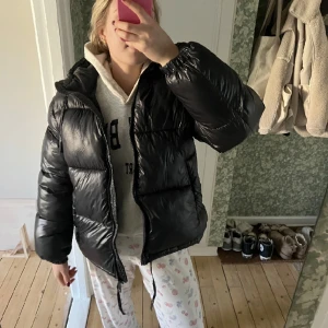 Hm pufferjacka - Säljer min svarta pufferjacka från hm, den är i bra skick och inga skador❤️