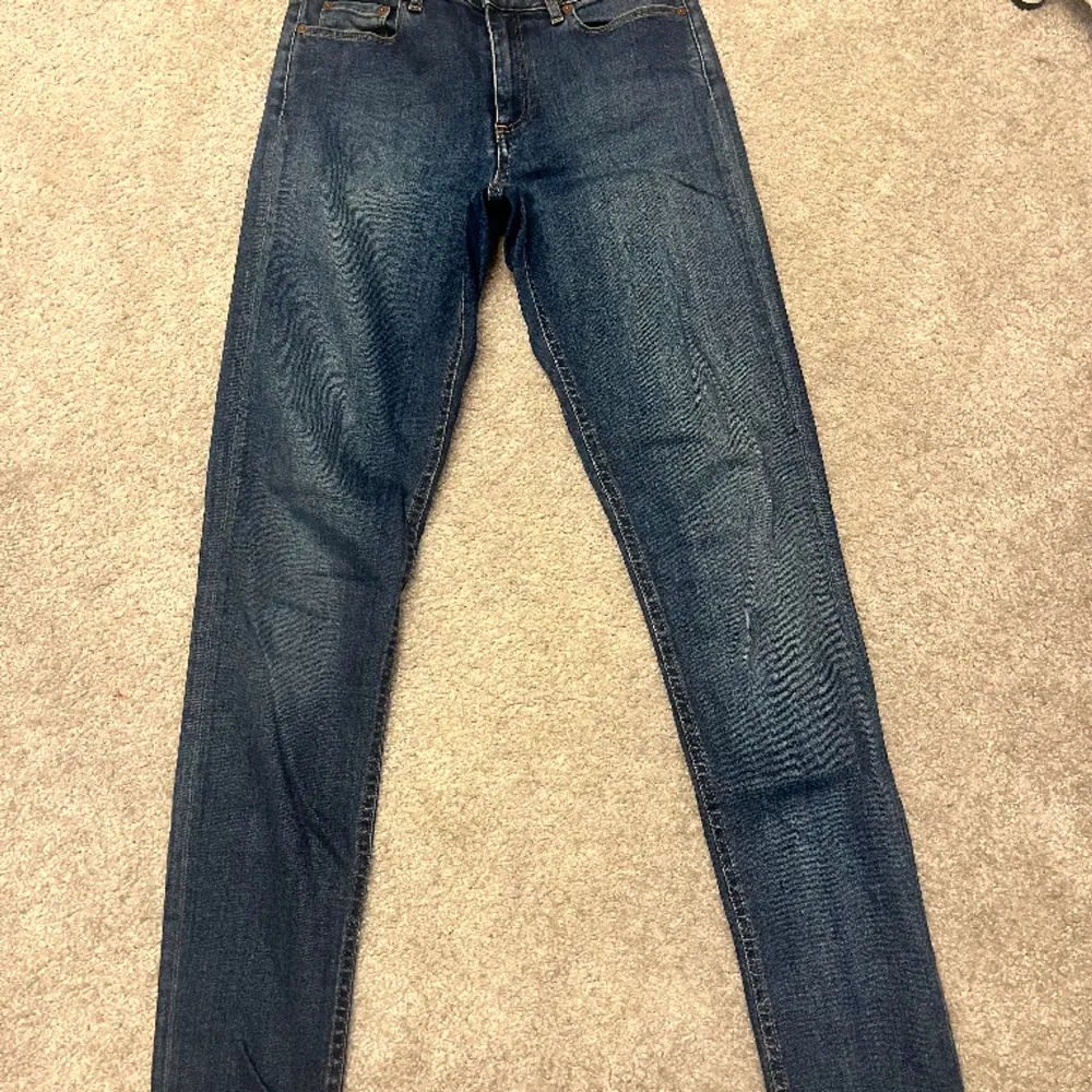  säljer ett par super fina jeans som tyvärr inte kommit till användning längre de Är i ett super fint skick💖. Jeans & Byxor.