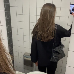 Design By Si kappa - Säljer min svarta kappa från Design by sí. Jättefint skick & har inte använt den många gånger alls ! 💗