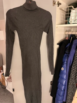 Stickad klänning  - Lite ”tjockare” ribbad klänning med polo💕