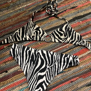Zebramönstrad bikini - Zebramönstrad bikini. Underdelen är aldrig använd, överdelen någon enstaka gång. Överdelen är inte missfärgad, den var så från början.  Xs-s.
