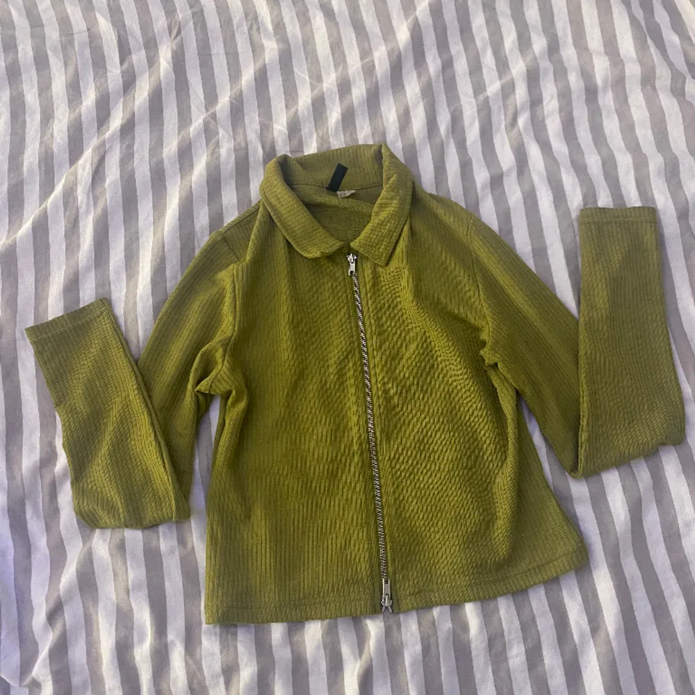 Grön fin tröja från hm med dragkedja  i storlek M💚. Tröjor & Koftor.