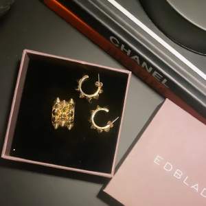 Säljer som ett set edblads ”Peak” ring (stl S 16,8mm)  och matchande örhängen i guld. Går även att köpa örhängen eller ring separat😍 nypris 798 för båda de är i nyskick