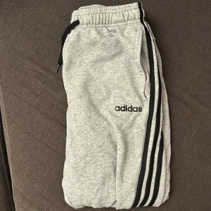 Adidas mjukisbyxor herr - Gråa adidas mjukisbyxor i strl S. Inga stora tecken på användning. (Herr) 