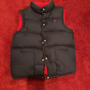 Polo Ralph loren väst  - Polo väst säljer den då jag inte använder den den kan vara både blå och röd 