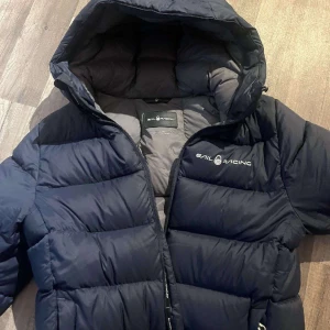 Sail racing jacka  - Säljer nu min schyssta sail racing jacka i skick 9/10! Har ni några funderingar eller frågor kom privat! Mvh Viggo!