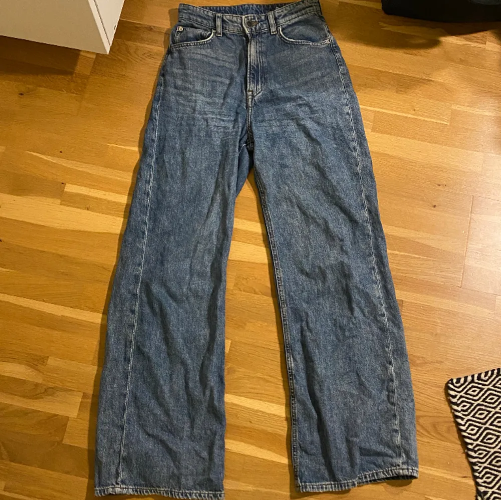 Säljer ett par ursnygga och flattering jeans från H&M. Jeansen är högmidjade och utsvängda. . Jeans & Byxor.