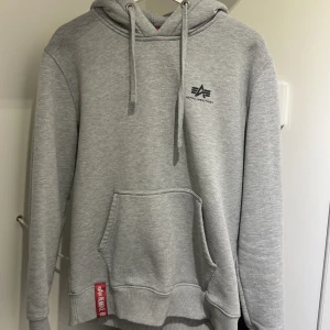 Alpha industies  - Alpha industries hoodie i fint skick och i färgen grå. Pris går alltid att diskuteras