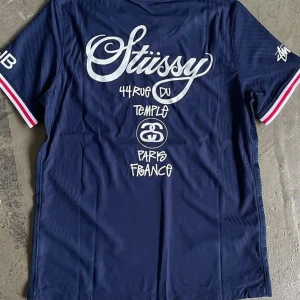 STUSSY x PSG Jersey - Väldigt fet tröja  - Skick 9/10 - Säljer eftersom att den är för liten. -  Har inte kvitto  -  Priset är ej hugget i sten