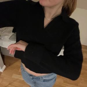 tröja med v-ringad krage - säljer denna v-skurna tjocktröja från vero moda, endast använd ett fåtal gånger och är i nyskick. passar både xs och s. fina detaljer både i ärmar, runt halsen och längst ner