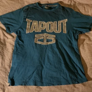 Tap out tshirt - blå tap out tshirt säljer för jag behöver pengar