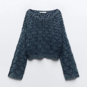 Mörkblå Stickad Tröja  - Säljer denna sjukt fina stickade tröjan från zara! använt max 3 gånger så i helt perfekt skick. Storlek S men passar troligtvis M också. Dm vid frågor eller egna bilder!  Priset går att diskuteras vid snabb affär❤️ Orginalpris 400 men säljer för 250💕