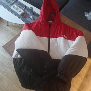 Fila vinterjacka - Helt ny Fila vinterjacka. Endast provad. Men gillade inte hur den satt på mig.