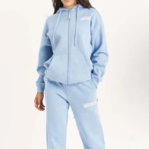 Hoodrich det ÄKTA - Säljer mitt hoodrich set, har två byxor i både storleken S (helt oanvända kvar i paketet) och storlek XS som är använda 2 gånger. Skicket är som nytt. Hoodien är i storlek S.