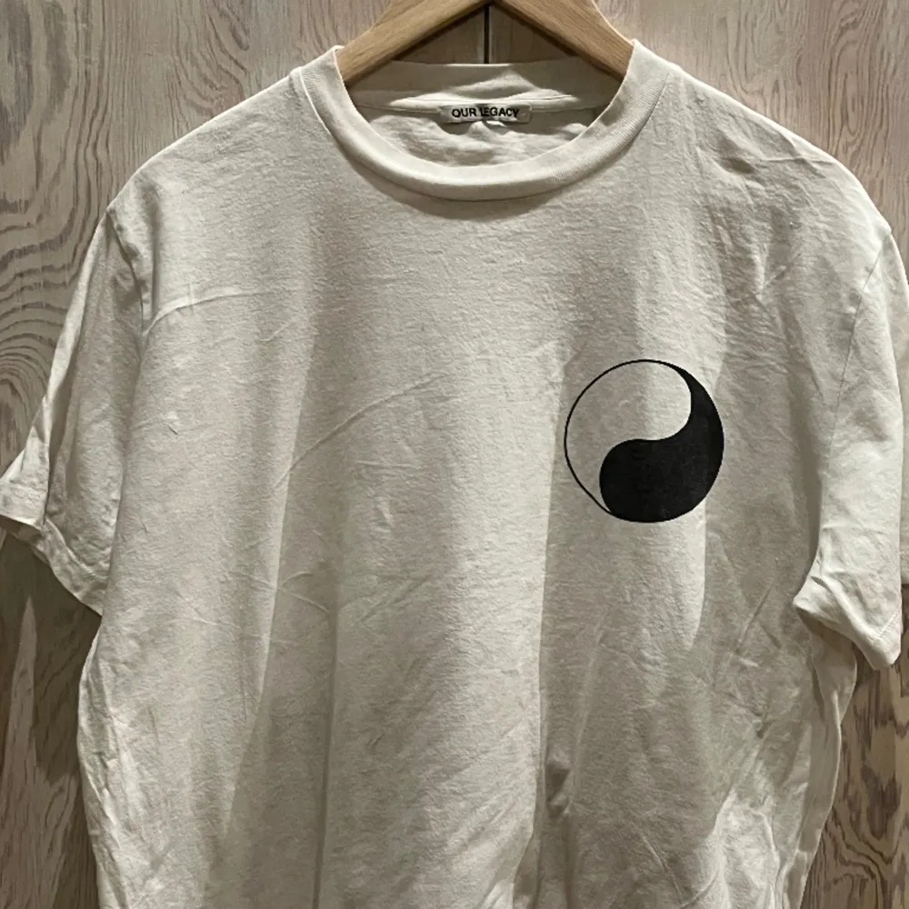 Säljer min feta Our Legacy Workshop Yin&Yang t-shirt som inte säljs längre. Använd 5-6 gånger och är i utmärkt skick. Storlek 46 passar runt 175-180 skulle jag säga. Hör av dig vid frågor!🙌. T-shirts.