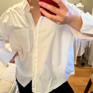 Vit skjorta  - Behöver strykas! Snygg lite oversized skjorta! Skriv för mer bilder❤️