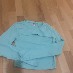 Ljus grön gym top från Alphalete  - Ljus grön gym topp med lång armar och ”hål” framför. Jätte fint och mjuk! 