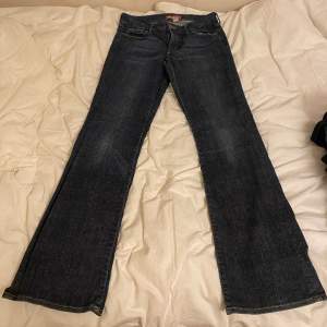 Mörkblåa bootcut jeans, de passar inte helt och är för långa på mig, därav sitter de inte så snyggt på sista bilden. Midja ca 41 cm rakt över, innerbenslängd ca 85 cm ❣️Billigare vid snabb affär!! 