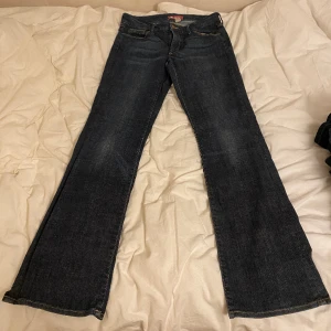&Fit Loyal Jeans  - Mörkblåa bootcut jeans, de passar inte helt och är för långa på mig, därav sitter de inte så snyggt på sista bilden. Midja ca 41 cm rakt över, innerbenslängd ca 85 cm ❣️Billigare vid snabb affär!! 
